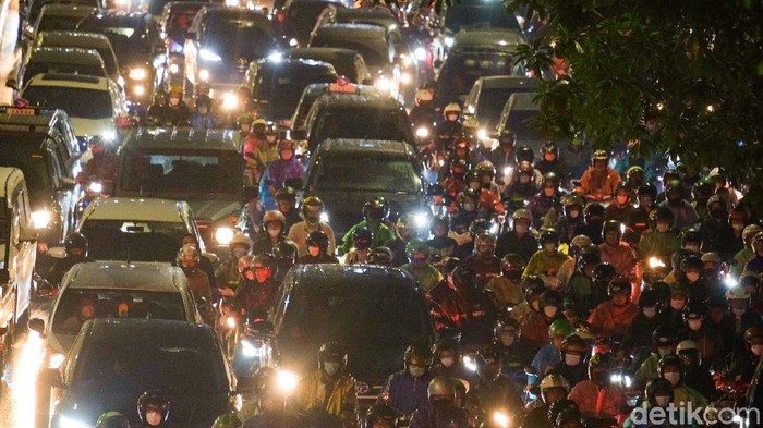 Sabar Gaes, Jalan Tendean Macet Banget! Jalan Tendean di Jaksel terpantau macet malam ini. Bagi pengendara, harap bersabar ya.