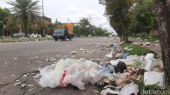 Sampah berserakan di Pekanbaru (Raja Adil Siregar/detikcom)
