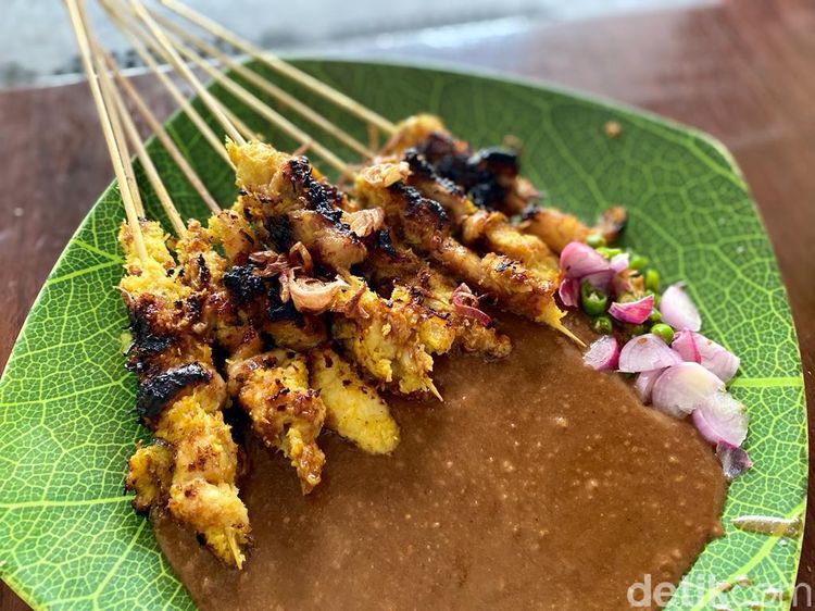 Di Tebet Ada Warung Sate Kelapa khas Surabaya yang Legendaris