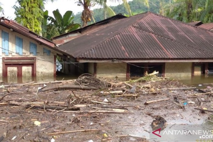 Sejumlah permukiman warga di RT 1 Lingkungan 1, Rianiate, Angkola Sangkunur, Tapanuli Selatan nyaris tenggelam akibat luapan Sungai Batang Toru (ANTARA/HO-Dokumen pribadi)