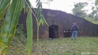 Benteng kedua memiliki sebuah landasan tempat menyimpan meriam yang mengarah ke sebuah hutan.