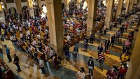 Secara harafiah Simbang Gabi berarti Ke gereja pada malam hari. Ketika diartikan dalam konteks iman Katolik Filipina, Simbang Gabi adalah Perayaan Ekaristi (misa) yang dilakukan pada Malam Hari tepatnya pada subuh pkl. 04.00.  