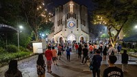 Jemaat gereja menghadiri misa sebelum fajar di sebuah gereja di Paranaque, Metro Manila, Filipina, Senin (10/12/2021).  