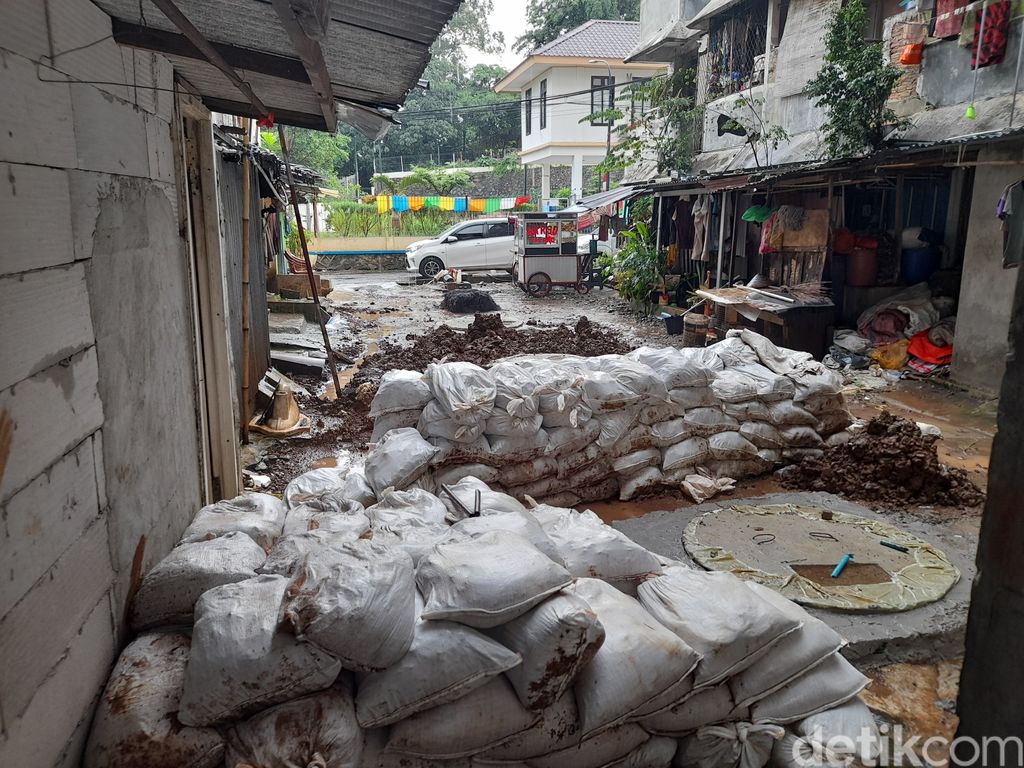 Sumur resapan di Rusun Bidara Cina, Jakarta Timur, 20 Desember 2021. (Marteen Ronaldo Pakpahan/detikcom)