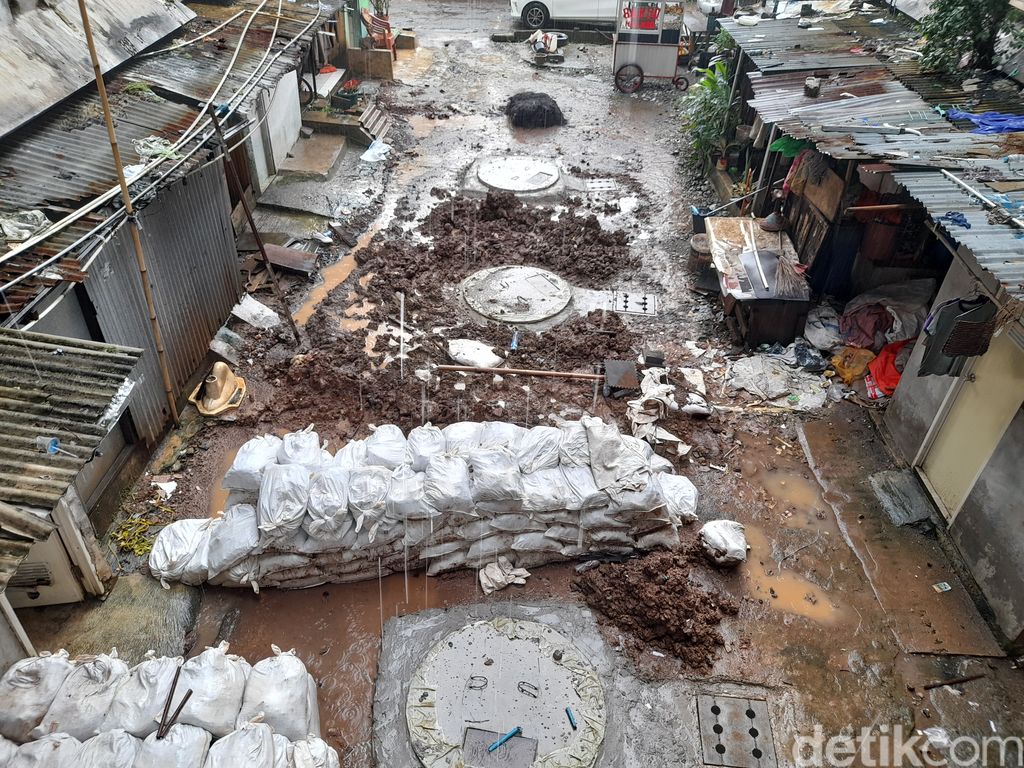Sumur resapan di Rusun Bidara Cina, Jakarta Timur, 20 Desember 2021. (Marteen Ronaldo Pakpahan/detikcom)