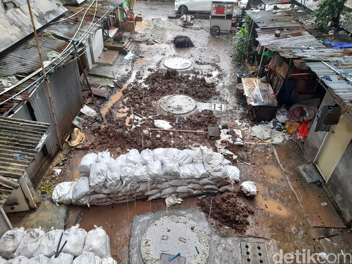 Sumur resapan di Rusun Bidara Cina, Jakarta Timur, 20 Desember 2021. (Marteen Ronaldo Pakpahan/detikcom)