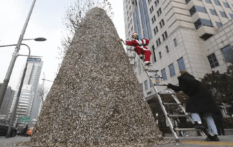 Tak Biasa! Deretan Pohon Natal ini dari Daun Jati hingga Puntung Rokok