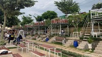 Desain area utama tempat ini berkonsep seperti halaman rumah. Terdapat beberapa pohon dan ayunan di sejumlah sudut. Foto: Luthfi Hafidz/detikcom