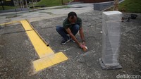 Taman ini terletak di Jalan Sungai Sambas 2 tepatnya berada didepan SDN 01 Kramat Pela. 