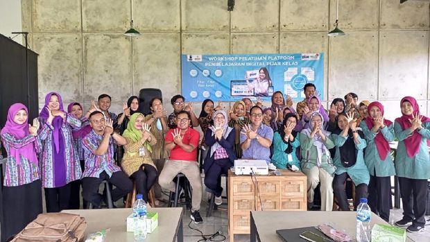 Telkom melalui aplikasi Pijar, menyediakan akses layanan belajar online gratis.