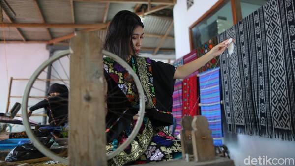 Motif Tenun khas Lombok Sasak yang bernama Subahnale ini sangat bernilai tinggi dan memiliki arti yang luas. Ada persyaratan khusus untuk membuat motif subahnale dan tak bisa sembarang orang membuatnya. Motif Tenun khas Lombok Sasak yang bernama Subahnale ini sangat bernilai tinggi dan memiliki arti yang luas. Ada persyaratan khusus untuk membuat motif subahnale dan tak bisa sembarang orang membuatnya.