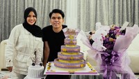 Bukan hanya dekat dengan sang kakak, ia juga dekat dengan Aurel yang tak lain adalah kakak iparnya. Pose di depan cake ulang tahun ini menunjukkan kedekatan mereka. Foto: Instagram @thariqhalilintar
