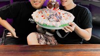 Thariq termasuk adik yang dekat sekali dengan Atta Halilintar. Bahkan saat sang kakak ulang tahun, Thariq menyiapkan cake spesial untuk kakaknya. Ia juga memberi ucapan di kolom keterangan fotonya.  Foto: Instagram @thariqhalilintar