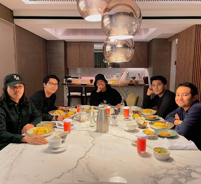 Thariq Halilintar Dikabarkan Dekat dengan Fuji, Intip Momennya Saat Makan Bareng Thariq Halilintar Dikabarkan Dekat dengan Fuji, Intip Momennya Saat Makan Bareng