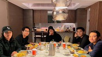 Selain kulineran bareng keluarga, Thariq juga punya momen makan bersama teman-temannya. Menu makanannya ada pasta dan segelas minuman jus semangka. Yummy! Foto: Instagram @thariqhalilintar