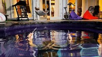Sering beraksi konyol, Thariq membuat foto yang konsepnya makan di kolam renang. Namun beda dengan yang lain, Thariq justru menenggelamkan tubuhnya ke dalam kolam renang Foto: Instagram @thariqhalilintar
