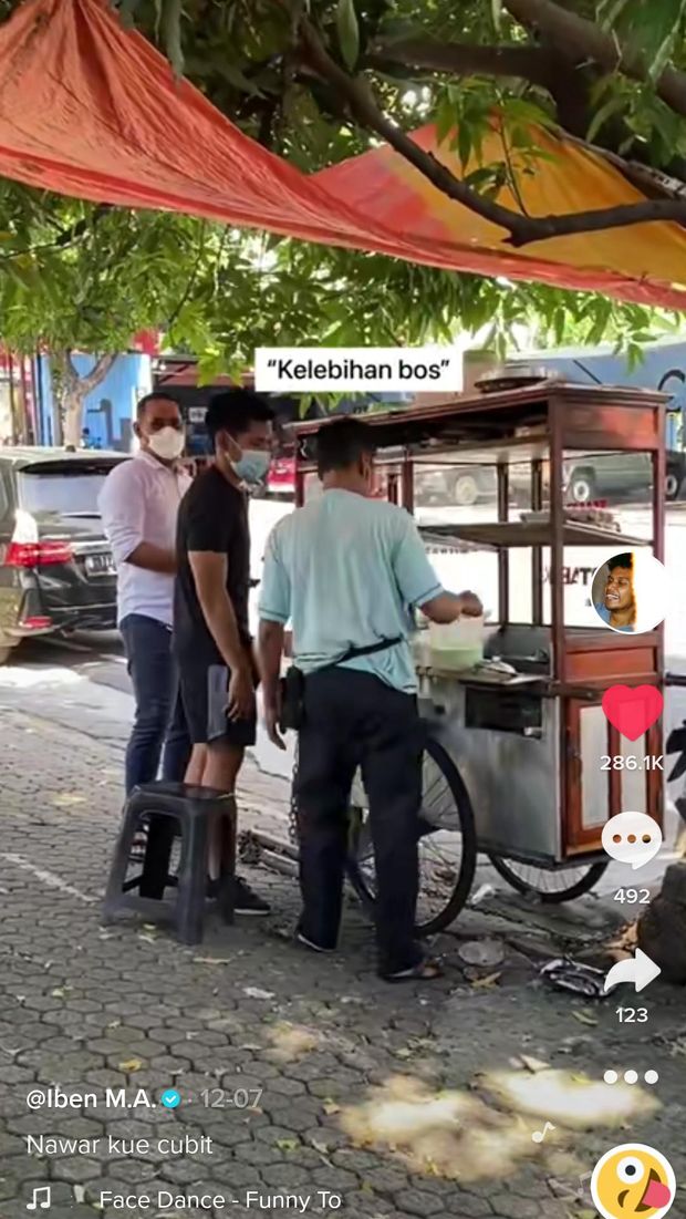 TikToker Ini Tawar Makanan Jadi Mahal, Kue Cubit Rp 100 Ribu dan Kelapa Muda Rp 200 Ribu