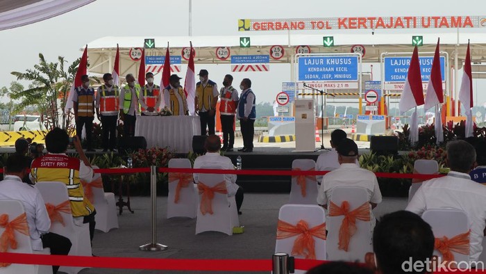 Tol Akses Bandara Internasional Jawa Barat (BIJB) Kertajati, resmi dibuka per hari ini. Jalan tol ini menghubungkan langsung antara Tol Cipali dengan BIJB Kertajati.