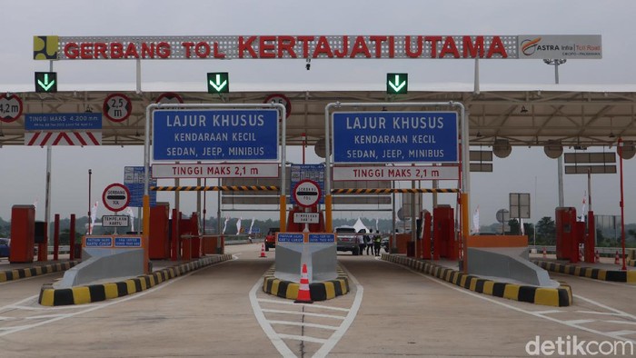 Tol Akses Bandara Internasional Jawa Barat (BIJB) Kertajati, resmi dibuka per hari ini. Jalan tol ini menghubungkan langsung antara Tol Cipali dengan BIJB Kertajati.