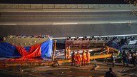 Sebuah bagian tol layang ambruk hingga menimpa tiga truk dan menghancurkan sebuah mobil yang tengah melintas tepat di bawahnya. Sebuah truk kelebihan muatan seberat 198 ton bahkan terbelah dua akibat tertimpa reruntuhan jembatan.