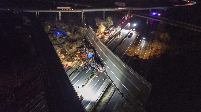 Tol Layang China Ambruk Foto udara yang dirilis oleh Kantor Berita Xinhua ini menunjukkan jembatan ramp ambruk di Ezhou, Provinsi Hubei China tengah pada Sabtu, 18 Desember 2021. Beberapa tewas dan terluka setelah bagian dari jembatan ramp di kota Ezhou, Provinsi Hubei, China tengah. , runtuh pada Sabtu sore, menurut pihak berwenang setempat. (Wu Zhizun/Xinhua via AP)