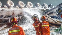 Surat kabar Beijing News mengatakan truk itu empat kali melebihi batas berat yang diizinkan di jalan layang, yang dibangun 11 tahun lalu. Pekerjaan konstruksi tengah dilakukan ketika kecelakaan itu terjadi. Kini pihak berwenang akan melakukan penyelidikan.