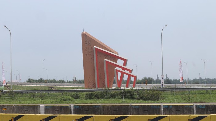 Tugu Angklung di Tol Akses Bandara Kertajati