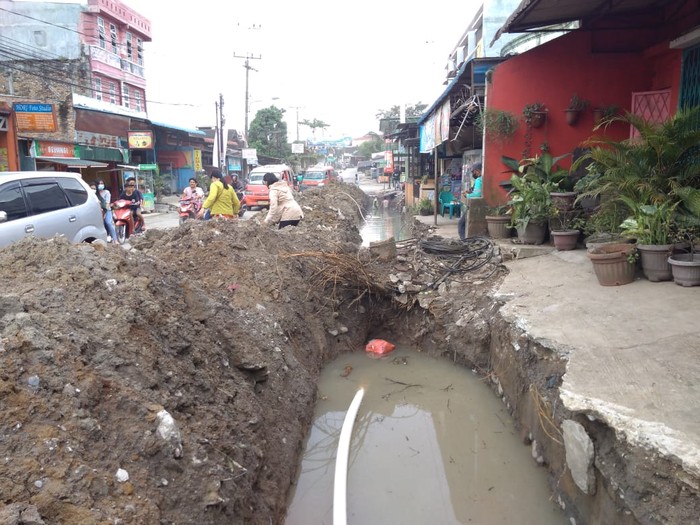Tumpukan tanah galian di Simalingkar Medan bikin macet (Datuk-detikcom)