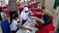 Bupati Boyolali M Said Hidayat kepada wartawan di sela memantau vaksinasi di SDN 1 Boyolali, Senin (20/12/2021) mengatakan, vaksinasi usia 6-11 tahun ini menyasar lebih dari 40 SD di delapan kecamatan.
