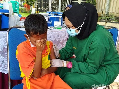 Vaksinasi anak usia 6-11 tahun mulai bergulir di Kabupaten Malang. Seperti yang digelar di Polres Malang.