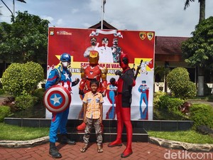 Ada Captain America yang Hibur Anak-anak di Malang Saat Vaksinasi