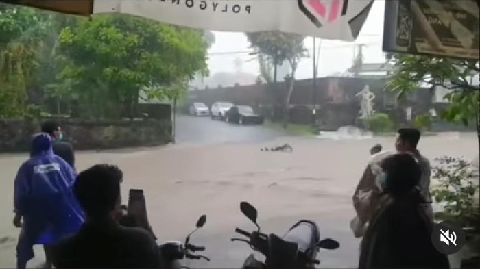 Video banjir menghanyutkan sejumlah motor di Kabupaten Badung, Bali, viral di media sosial (medsos). Begini kejadiannya. (Screenshot video viral)