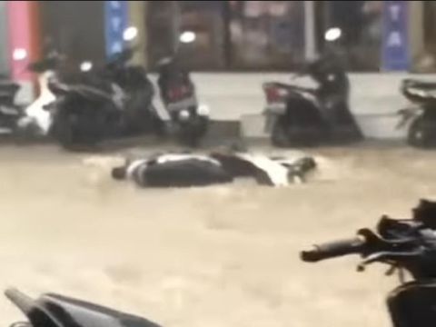 Video banjir menghanyutkan sejumlah motor di Kabupaten Badung, Bali, viral di media sosial (medsos). Begini kejadiannya. (Screenshot video viral)