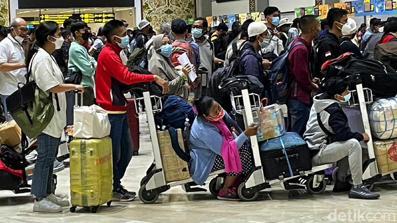 Suasana penumpang pesawat membludak di Bandara Soekarno-Hatta, Tangerang, Provinsi Banten. Menjelang masa libur Natal 2021 dan tahun baru 2022, masyarakat kembali dikejutkan dengan terdeteksinya COVID-19 varian Omicron di Indonesia.