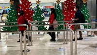 Langkah-langkah persiapan menjelang libur Natal dan tahun baru di tengah penyebaran varian baru Omicron tersebut hendaknya tidak diabaikan oleh masyarakat demi keselamatan diri terhadap ancaman COVID-19.