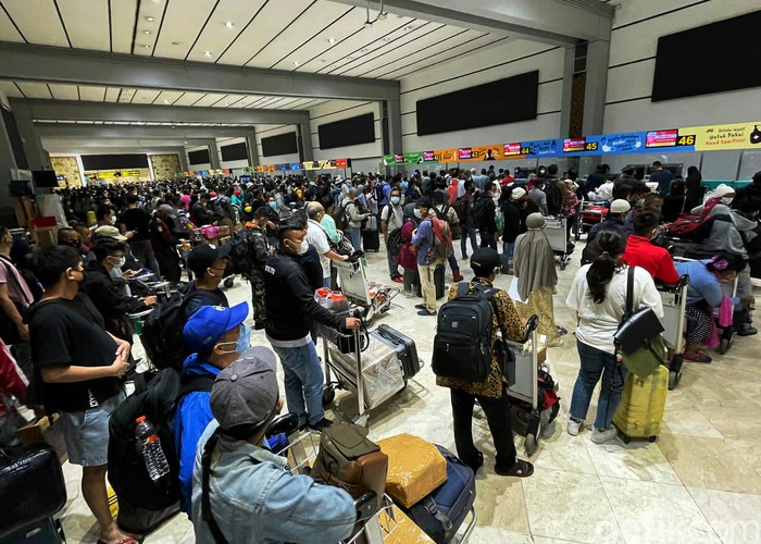 Suasana penumpang pesawat membludak di Bandara Soekarno-Hatta, Tangerang, Provinsi Banten. Menjelang masa libur Natal 2021 dan tahun baru 2022, masyarakat kembali dikejutkan dengan terdeteksinya COVID-19 varian Omicron di Indonesia.