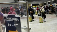 Menteri Perhubungan pun telah menginstruksikan para otoritas dan operator transportasi di semua moda transportasi, untuk memastikan penerapan protokol kesehatan dilaksanakan dengan baik. 