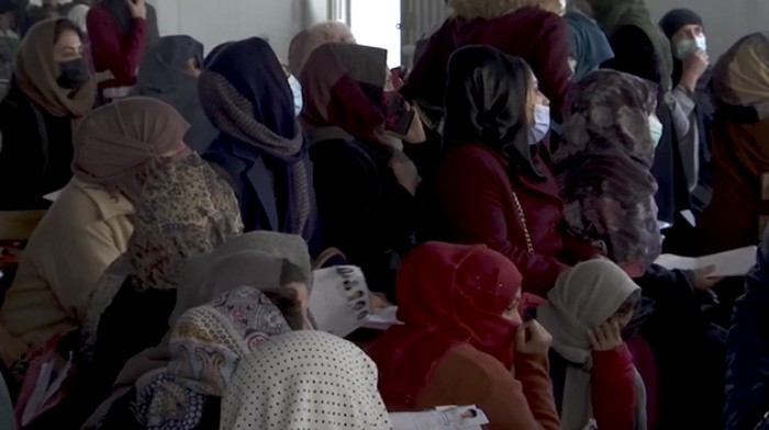 Warga Afghanistan Serbu Kantor Departemen Paspor yang Kembali Buka