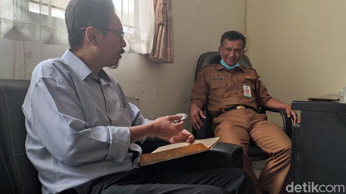Warga Pandeglang menyerahkan uang pengembalian Seribu Rupiah ke Dispora.