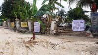 Tidak hanya jalan, warga mengaku usahanya lumpuh dan tidak ada pembeli.