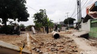 Protes itu dilakukan karena proyek IPAL itu sudah berjalan selama 11 bulan, namun tak kunjung selesai.