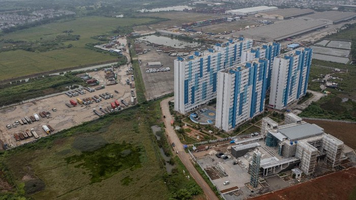 Wisma Atlet Lockdown, Rusun Nagrak Dibuka Untuk Karantina Foto udara Rumah Susun Nagrak, Cilincing, Jakarta Utara, Senin (20/12/2021). Pemprov DKI Jakarta menyiapkan Rumah Susun Nagrak sebagai lokasi karantina Pekerja Migran Indonesia (PMI) dari luar negeri setelah Rumah Sakit Darurat COVID-19 (RSDC) Wisma Atlet Kemayoran diisolasi menyusul adanya temuan kasus pertama COVID-19 varian Omicron. ANTARA FOTO/Galih Pradipta/tom.