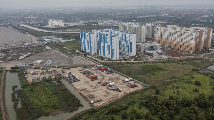 Wisma Atlet Lockdown, Rusun Nagrak Dibuka Untuk Karantina Foto udara Rumah Susun Nagrak, Cilincing, Jakarta Utara, Senin (20/12/2021). Pemprov DKI Jakarta menyiapkan Rumah Susun Nagrak sebagai lokasi karantina Pekerja Migran Indonesia (PMI) dari luar negeri setelah Rumah Sakit Darurat COVID-19 (RSDC) Wisma Atlet Kemayoran diisolasi menyusul adanya temuan kasus pertama COVID-19 varian Omicron. ANTARA FOTO/Galih Pradipta/tom.