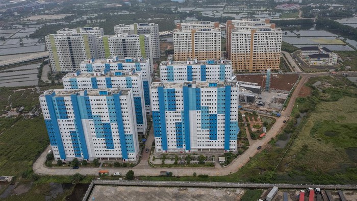 Foto udara Rumah Susun Nagrak, Cilincing, Jakarta Utara, Senin (20/12/2021). Pemprov DKI Jakarta menyiapkan Rumah Susun Nagrak sebagai lokasi karantina Pekerja Migran Indonesia (PMI) dari luar negeri setelah Rumah Sakit Darurat COVID-19 (RSDC) Wisma Atlet Kemayoran diisolasi menyusul adanya temuan kasus pertama COVID-19 varian Omicron. ANTARA FOTO/Galih Pradipta/tom.