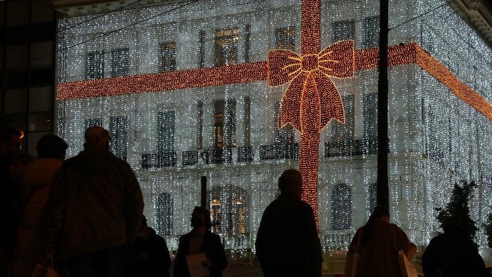 World of Light Photo Gallery Orang-orang berjalan di depan toko elektronik berhias Natal di alun-alun Syntagma di Athena, Yunani, 15 Desember 2021. (AP Photo/Thanassis Stavrakis)