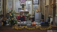 Menarik pengunjung menghabiskan waktu saat liburan natal sembari menikmati secangkir Cappucino spesial Natal. 