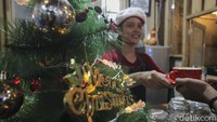 Cukup dengan Rp 20 ribu saja, pengunjung sudah bisa menikmati secangkir cappucino spesial Natal. 