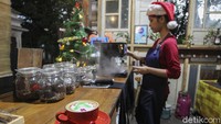 Barista membuat minuman Cappucino tema Natal. 