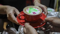 Kreasi minuman cappucino dengan tema Natal dihadirkan khusus sebagai menu baru untuk menyambut libur Natal 2021. 
