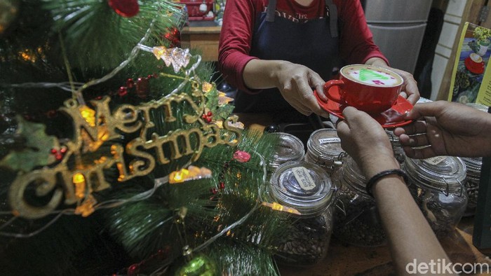 Yuk, Cobain Cappuccino Spesial Bergambar Tema Natal Menyambut Hari Raya Natal, coffee shop di Yogyakarta memberikan menu spesial yakni cappuccino bergambar pohon natal.